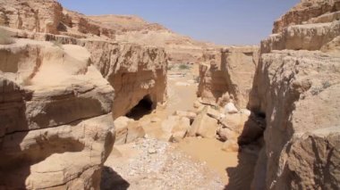 Ani sel içinde çöl Nahal Zin Negev doğal görünümünü