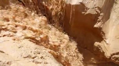 Ani sel içinde çöl Nahal Zin Negev doğal görünümünü
