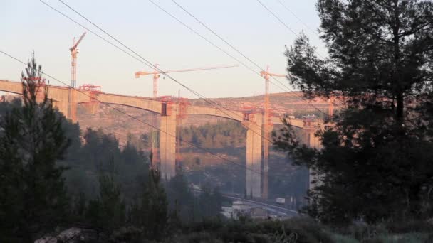 エルサレム イスラエルの橋梁建設に取り組んでいるクレーンのビュー — ストック動画