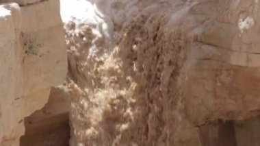 Ani sel içinde çöl Nahal Zin Negev doğal görünümünü