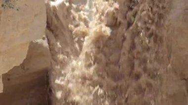 Ani sel içinde çöl Nahal Zin Negev doğal görünümünü