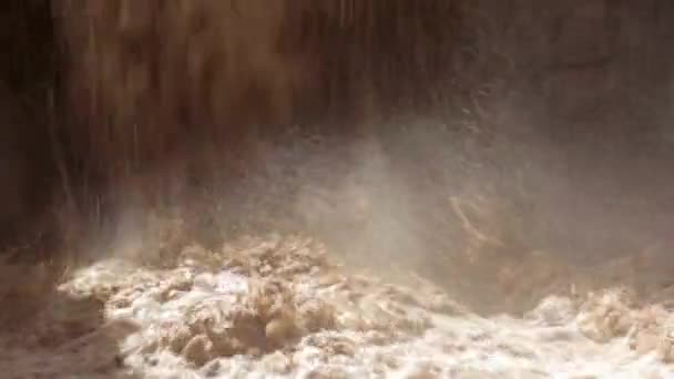 Vue panoramique de l'inondation éclair dans le désert du Nahal Zin Néguev 