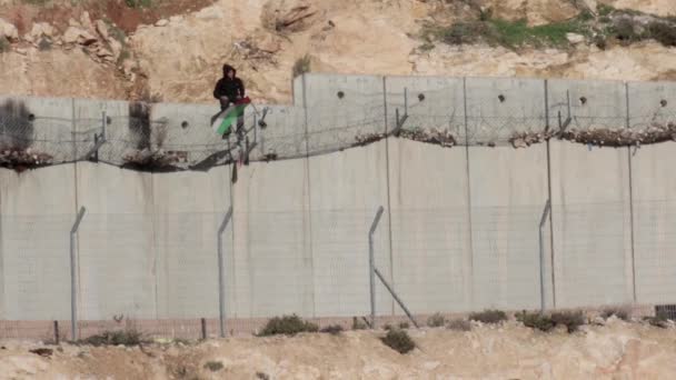 Παλαιστινιακού Αραβικού Αγόρι Παιδί Κυματίζει Σημαία Στην Συρματοπλέγματα Στον Τοίχο — Αρχείο Βίντεο
