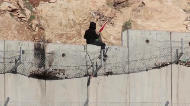 Palestijnse Arabische Kind Jongen Vlag Zwaaien Prikkeldraad Veiligheidsmuur Jeruzalem Israël — Stockvideo