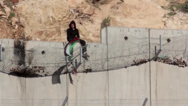 Palestinsk Arabiska Barn Boy Viftar Flagga Taggtråd Säkerhetsmuren Jerusalem Israel — Stockvideo