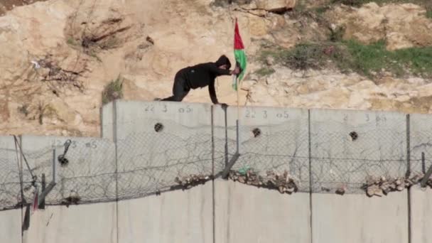 Bambino Palestinese Arabo Che Sventola Bandiera Filo Spinato Sul Muro — Video Stock