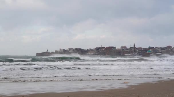 エーカーのビーチ イスラエル共和国の近くの嵐の海の眺望 — ストック動画
