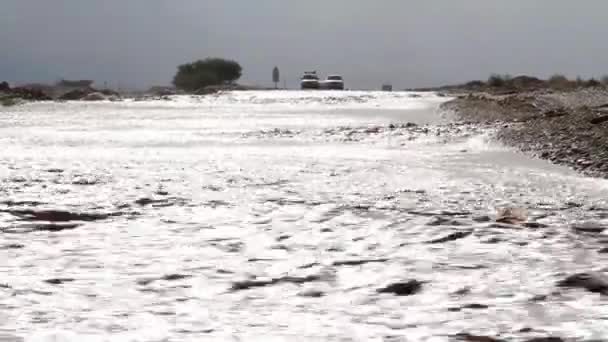 Largo Tiro Coches Atascado Cerca Flash Inundación Desierto — Vídeo de stock