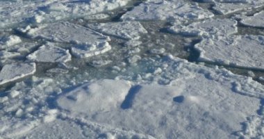 Soğuk okyanus su içerisinde yüzen erimiş buzulun görünümü Kapat