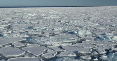 Soğuk okyanus su içerisinde yüzen erimiş buzulun doğal görünümü