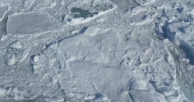 Soğuk okyanus su içerisinde yüzen erimiş buzulun görünümü Kapat