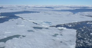 Soğuk okyanus su içerisinde yüzen erimiş buzulun doğal görünümü