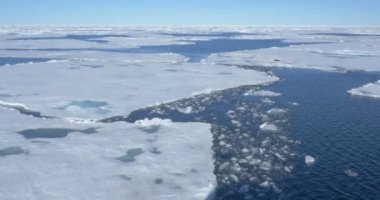 Soğuk okyanus su içerisinde yüzen erimiş buzulun doğal görünümü