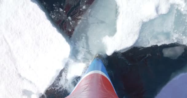 Visa Båt Flyter Genom Norra Glaciär — Stockvideo