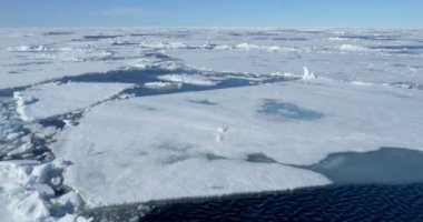 Soğuk okyanus su içerisinde yüzen erimiş buzulun doğal görünümü