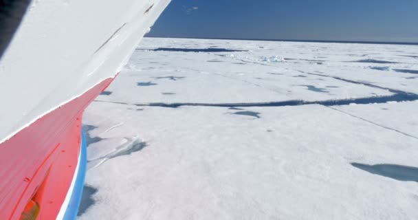 Vista Del Barco Hielo Flotando Través Del Glaciar Norte — Vídeo de stock