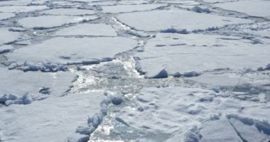 Soğuk okyanus su içerisinde yüzen erimiş buzulun görünümü Kapat