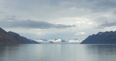 Okyanus su yakınında karla kaplı buzul dağlarının doğal görünümü