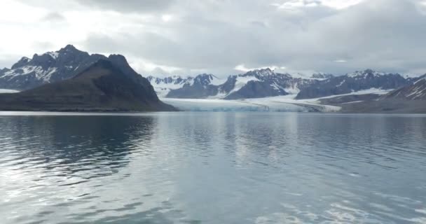 Vista Panorámica Las Montañas Glaciares Cubiertas Nieve Cerca Del Agua — Vídeos de Stock