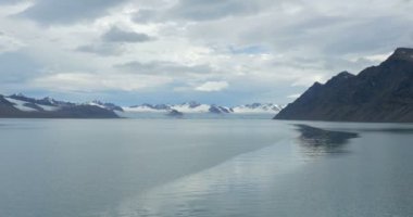 Okyanus su yakınında karla kaplı buzul dağlarının doğal görünümü