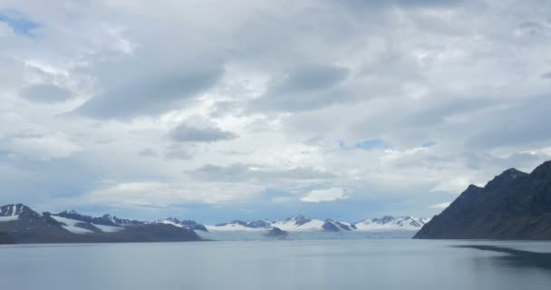 Vista Panorâmica Das Montanhas Glaciares Cobertas Neve Perto Água Oceano — Vídeo de Stock