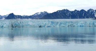 Okyanus su yakınında karla kaplı buzul dağlarının doğal görünümü