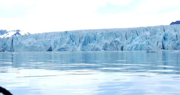 スピッツ ベルゲン島で大規模な氷山の風光明媚なビュー — ストック動画