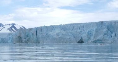 Spitsbergen büyük buzdağı doğal görünümünü