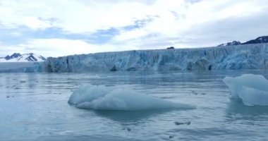 Spitsbergen büyük buzdağı doğal görünümünü