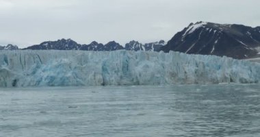 Spitsbergen büyük buzdağı doğal görünümünü