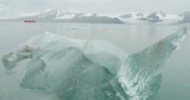 Spitsbergen büyük buzdağı doğal görünümünü