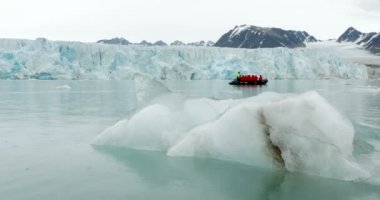4 k çözünürlüklü Kuzey kutbunda güzel atış seferin lastik üzerinde tekne