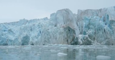 Spitsbergen büyük buzdağı doğal görünümünü
