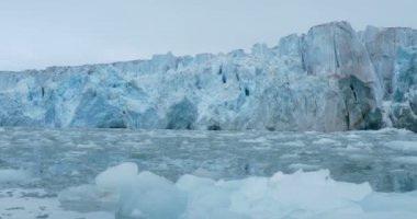 Spitsbergen büyük buzdağı doğal görünümünü