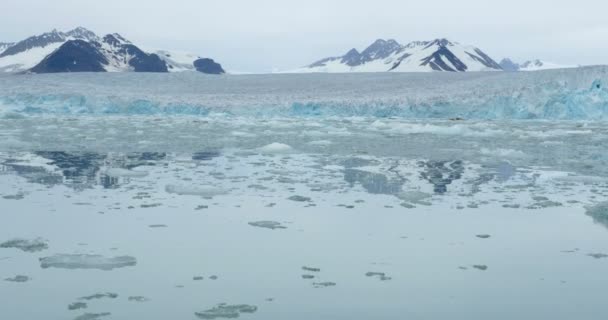 Vista Panorámica Del Iceberg Azul Flotante Las Montañas — Vídeos de Stock