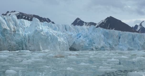 Malebný Pohled Plovoucí Modré Ledovce Hory — Stock video