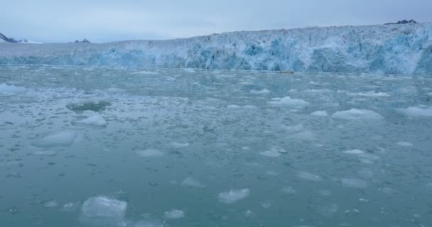 Malerischer Blick Auf Schwimmende Blaue Eisberge Und Berge — Stockvideo