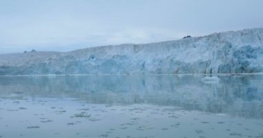 Mavi buzdağı ve dağlar kayan doğal görünümü