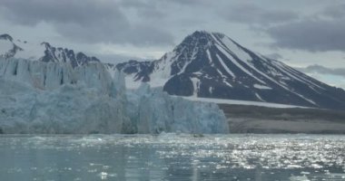 Güzel parlak parlaklık Spitsbergen Norveç geniş 4 k çözünürlükte ateş Gölü ve karlı dağlardan