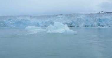 Buz risising su arcticin 4k çözünürlüklü büyük yığın güzel çekim