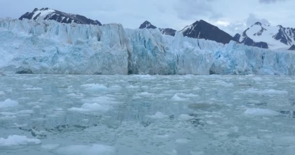 漂浮的蓝色冰山和山脉的景色 — 图库视频影像