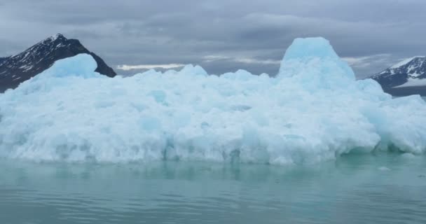 Vue panoramique du iceberg bleu flottant et des montagnes 