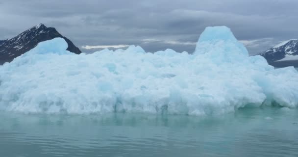 Vista Panoramica Del Blu Galleggiante Iceberg Montagne — Video Stock