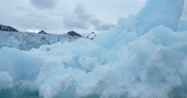 Закрыть Вид Плывущие Большие Голубые Айсберги Куски Льда — стоковое видео