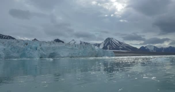 Mooie Meer Besneeuwde Bergen Van Spitsbergen Noorwegen Breed Geschoten Resolutie — Stockvideo