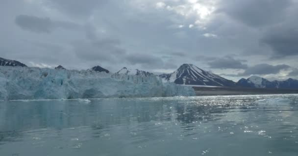 Beau Lac Montagnes Enneigées Spitsbergen Norvège Plan Ensemble Résolution — Video