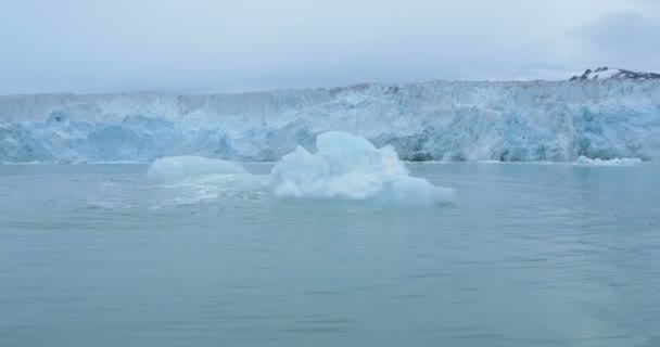 Krásný Záběr Velký Kus Ledu Risising Vody Arcticin Rozlišením — Stock video