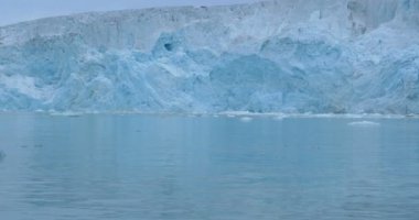Mavi buzdağı ve dağlar kayan doğal görünümü