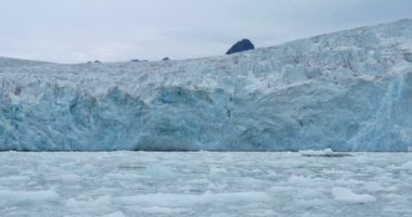 Mavi buzdağı ve dağlar kayan doğal görünümü