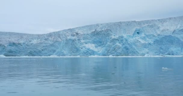 Beautiful Sparkling Shine Lake Snowy Mountains Spitsbergen Norway Wide Shot — Stock Video